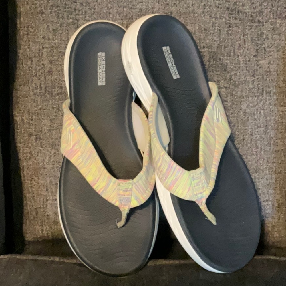 Skechers Women's Goga Mat flip flops with Fabric Straps and Flat Sole